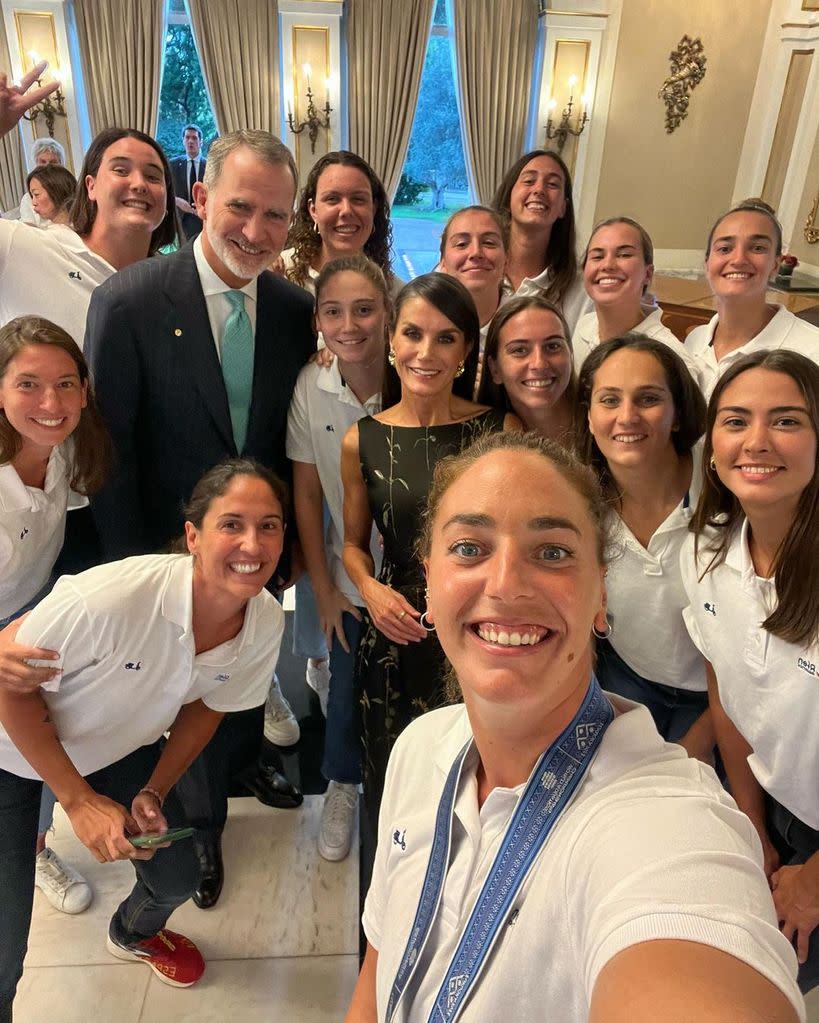 Paula Leitón, campeona olímpica de waterpolo en París 2024, con los reyes de España