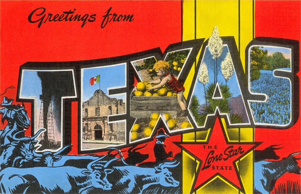 Las palabras 'Saludos desde Texas' se ven en una colorida ilustración, con una gran estrella roja, toros azules e imágenes más pequeñas de frutas y flores.