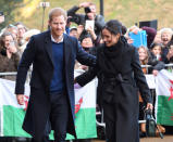 La première rencontre entre les deux tourtereaux se déroule en juin 2016. "<em>C'était clairement un coup monté, un rendez-vous arrangé</em>, s’amusera peu avant leur mariage Meghan Markle devant les caméras de la BBC. <em>C'est amusant car, à l'époque, vu que je viens des États-Unis, je ne connaissais pas bien la famille royale […] Je ne savais pas grand-chose sur Harry, du coup la seule chose que j'ai demandée quand Violet a dit qu'elle voulait nous présenter l'un à l'autre, c’était :</em> 'Il est gentil ?'" (<em>WireImage</em>)