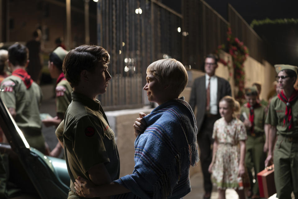 En esta imagen proporcionada por Universal Pictures y Amblin Entertainment Gabriel LaBelle, izquierda, y Michelle Williams en una escena de "The Fabelmans" ("Los Fabelmans"). (Merie Weismiller Wallace/Universal Pictures y Amblin Entertainment vía AP)