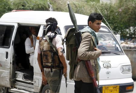 Fighters of the Popular Resistance Committees man a checkpoint in Yemen's southwestern city of Taiz May 14, 2015. REUTERS/Stringer