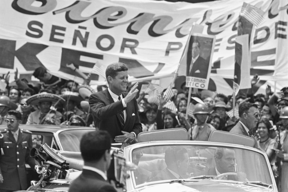 El presidente John F. Kennedy en una caravana a su llegada a la Ciudad de México en 1962. (Getty Images)