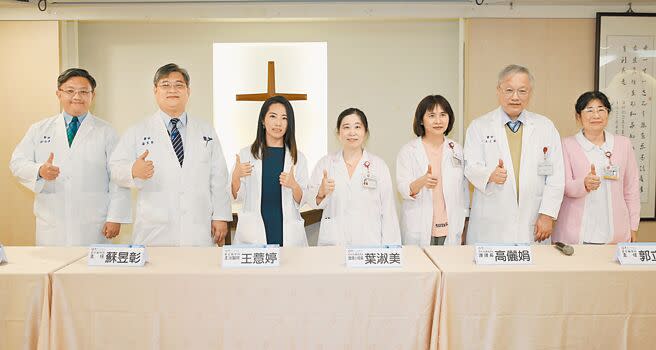 馬偕醫院12日舉行「食物中毒風暴，快速鎖定邦克列酸的關鍵人物」馬偕毒物科與重症醫學科柯南組合媒體見面會，護理部主任蔡榮美（右起）、重症醫學科主任郭立國、內科加護病房護理長高儷娟、內科加護病房護理小組長葉淑美、重症醫學科主治醫師王薏婷、急診毒物科主任蘇昱彰、急診內科主任謝尚霖出席，說明發現「邦克列酸」食物中毒的過程。（姚志平攝）