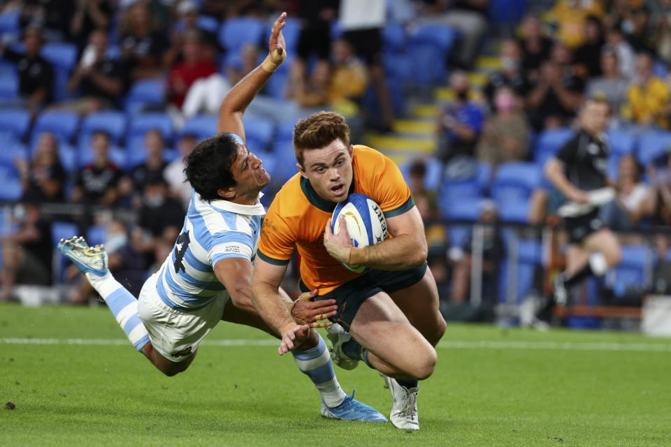 Australia's Andrew Kellaway, right, gets past Argentina's Matias Moroni, to score a try during their Rugby Championship test match on the Gold Coast, Australia, Saturday, Oct. 2, 2021. (AP Photo/Tertius Pickard)