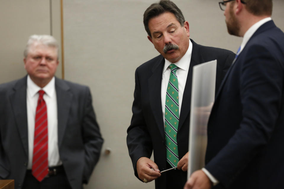 Capt. Jay Oliver Coons, middle, a use of force expert, gives testimony with defense attorney Jim Lane, far left, during the trial of fired Balch Springs police officer Roy Oliver, who is charged with the murder of 15-year-old Jordan Edwards, on the sixth day of his trial at the Frank Crowley Courts Building in Dallas on Thursday, Aug. 23, 2018. (Rose Baca/The Dallas Morning News via AP, Pool)