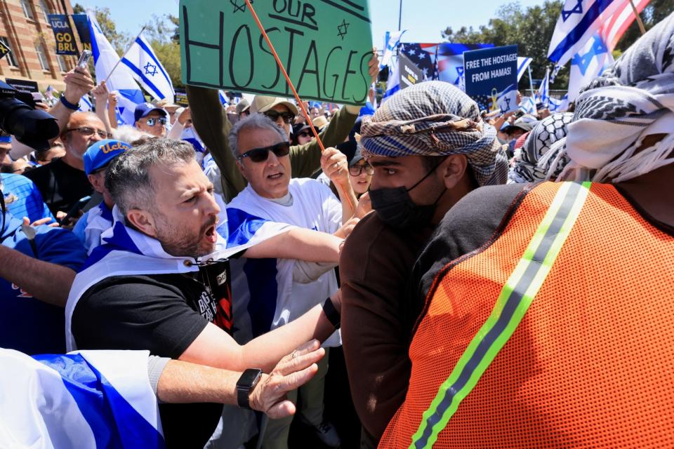 UCLA支持巴人與支持以色列的示威者28日爆發衝突。路透社