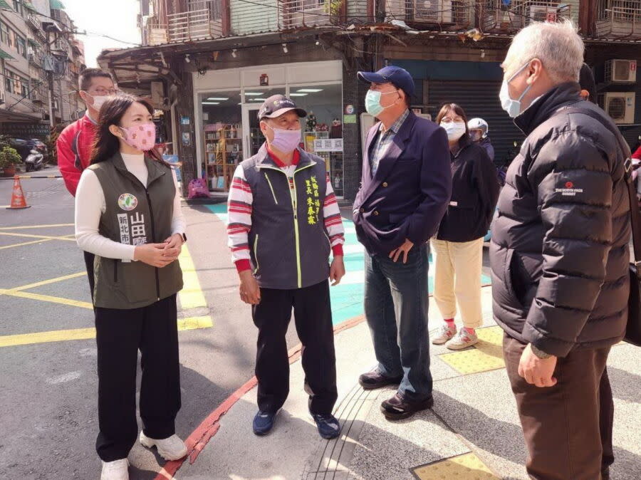 圖／新北市議員山田摩衣今日下午協同福星里的里長朱泰霖前往會勘，並要求交通局應盡速設置道路反射鏡等交通的輔助設施。（圖／新北市議員山田摩衣提供）