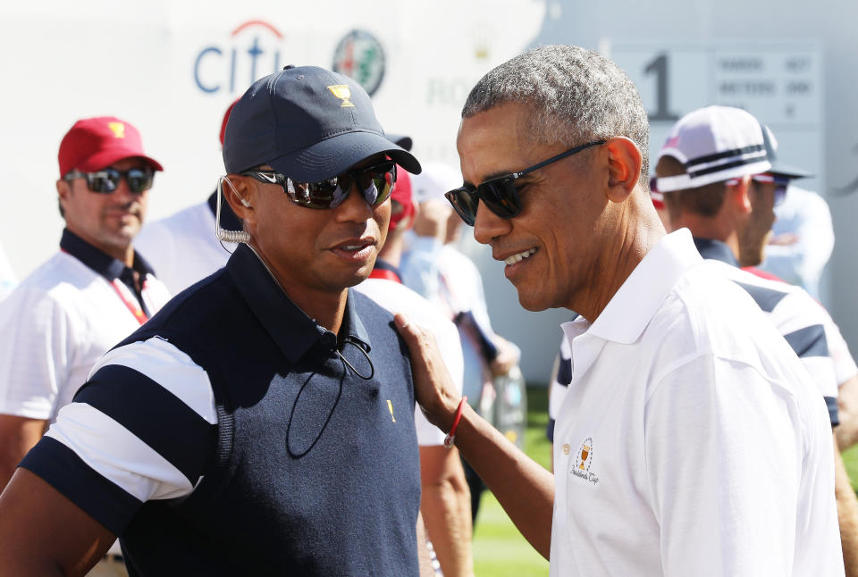 Tiger Woods, a captain's assistant for the U.S. team, talks with Obama. (Photo: Rob Carr via Getty Images)