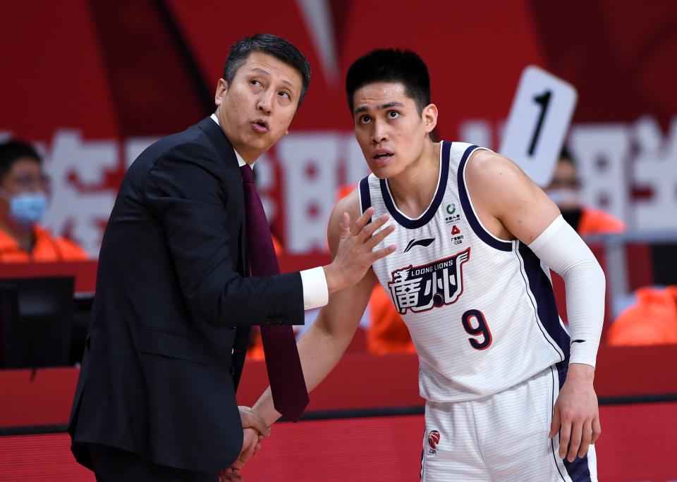 ZHUJI, Jan. 18, 2021 -- Guangzhou Loong Lions' head coach Guo Shiqiang L instructs player Chen Yingjun during the 32nd round match between Zhejiang Golden Bulls and Guangzhou Loong Lions at the 2020-2021 season of the Chinese Basketball Association CBA league in Zhuji, east China's Zhejiang Province, Jan. 18, 2021. (Photo by Li Ziheng/Xinhua via Getty) (Xinhua/Li Ziheng via Getty Images)