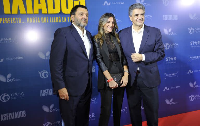 Jorge Macri, candidato a jefe de gobierno de Ciudad de Buenos Aires, asistió al estreno para acompañar a su mujer María Belén Ludueña. En la imagen, junto a uno de los productores, Gabriel Hochbaum