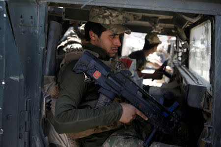 A member of Iraqi rapid response forces prepares to reach the frontline during clashes with Islamic State fighters in western Mosul, Iraq May 27, 2017. REUTERS/Alkis Konstantinidis