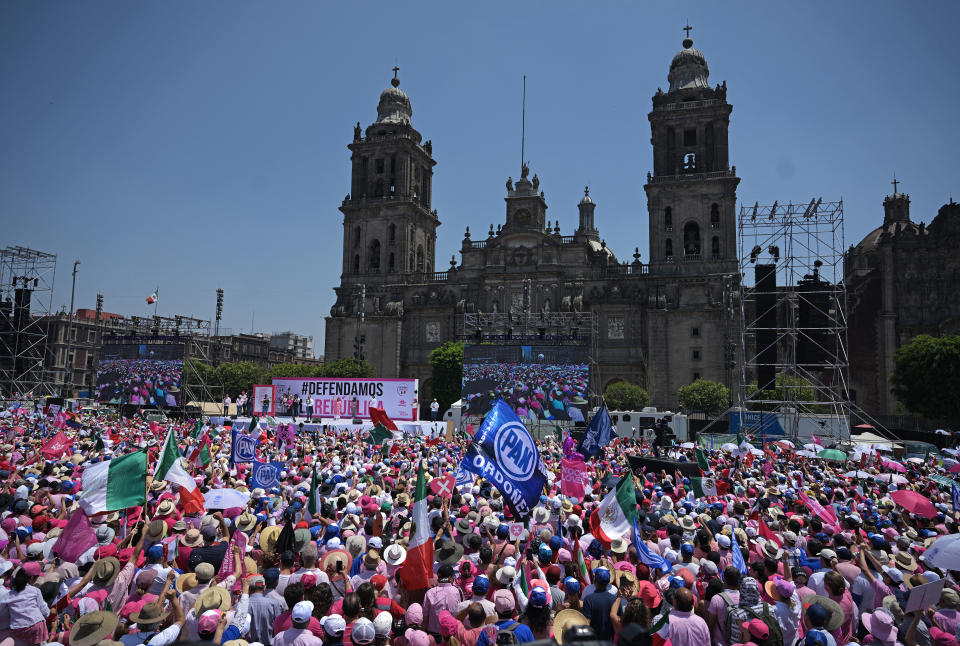 Seguidores de Xochitl Gálvez en el Zócalo  (Photo by CARL DE SOUZA / AFP) (Photo by CARL DE SOUZA/AFP via Getty Images)