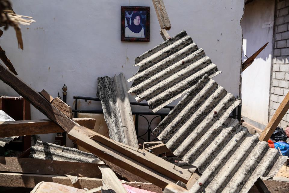 <p>A collapsed house after an earthquake hit on Sunday in North Lombok, Indonesia on Friday, Aug. 7, 2018. (Photo: Garry Lotulung/NurPhoto via Getty Images) </p>