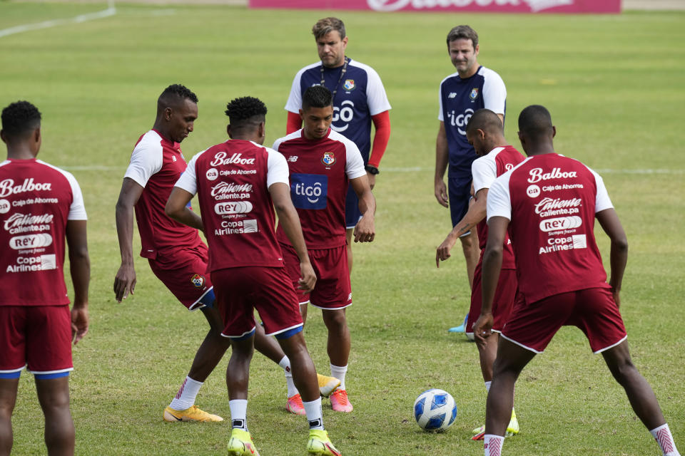 Los jugadores de Panamá realizan un entrenamiento con miras a su partido contra Costa Rica por la primera jornada del octagonal final de la CONCACAF clasificatorio a Qatar 2022, en Ciudad de Panamá, el martes 31 de agosto del 2021. (AP Foto/Arnulfo Franco)