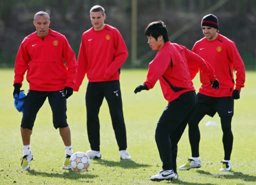 Dong Fangzhuo (front) trains with Manchester United teammates (from left) Tim Howard, Nemanja Vidic and Owen Hargreaves ahead of a Champions League match against Lyon in March 2008