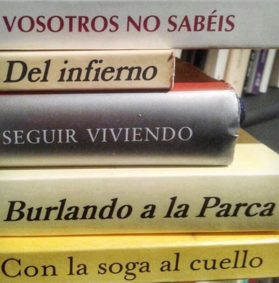 <p>Juan Luis García es español, tiene 51 años y es profesor en el Conservatorio de León. Tuvo la idea de jugar con los títulos de los libros de su biblioteca para crear pequeños poemas, los cuales rápidamente se convirtieron en un fenómeno en <em><a rel="nofollow noopener" href="https://www.instagram.com/juanluisgx/" target="_blank" data-ylk="slk:Instagram;elm:context_link;itc:0;sec:content-canvas" class="link ">Instagram</a></em>. </p>