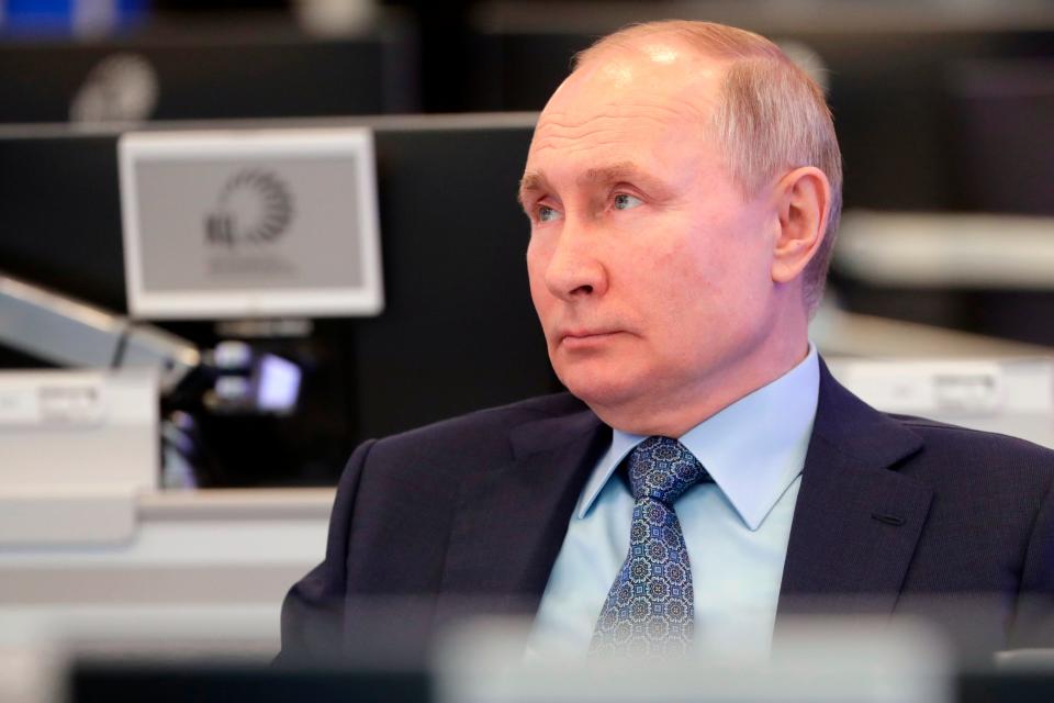 Russian President Vladimir Putin visits the Coordination Center of the Russian Government in Moscow on April 13. The center was set up as a line of communication with the whole of Russia for analyzing and collecting information, promptly using big data and solving arising problems.