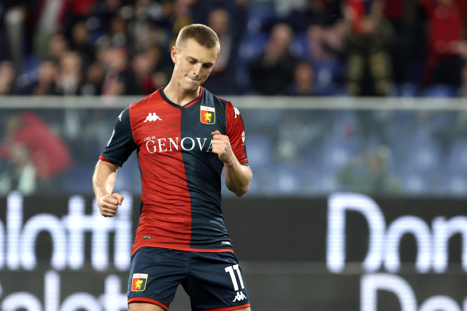 Genoa's Albert Gudmundsson celebrates after scoring his side's third goal during a Serie A soccer match between CFC Genoa 1893 and Cagliari Calcio in Genoa, Italy, Monday April 29, 2024. (Tano Pecoraro/LaPresse via AP)