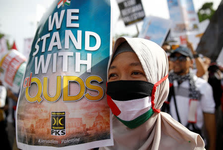 Protesters hold a rally outside the U.S. embassy in Jakarta, Indonesia, to condemn the U.S. decision to recognise Jerusalem as Israel's capital, December 10, 2017. REUTERS/Darren Whiteside