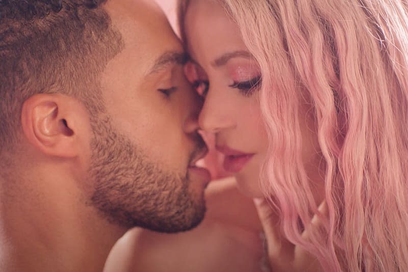 Shakira y Lucien Leon Laviscount en el videoclip de Puntería