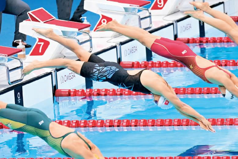 何詩蓓（黑衣者）在200米自由式打破香港及亞洲紀錄。
