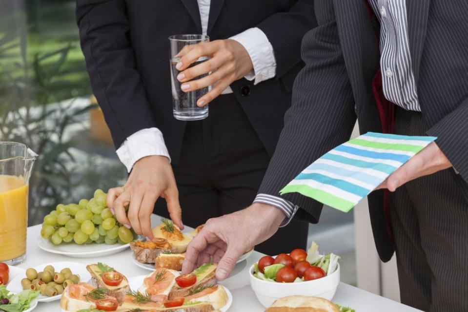 Los expertos apuntan a las frutas y vegetales frescos como la base de cualquier refrigerio. (Foto: Getty)