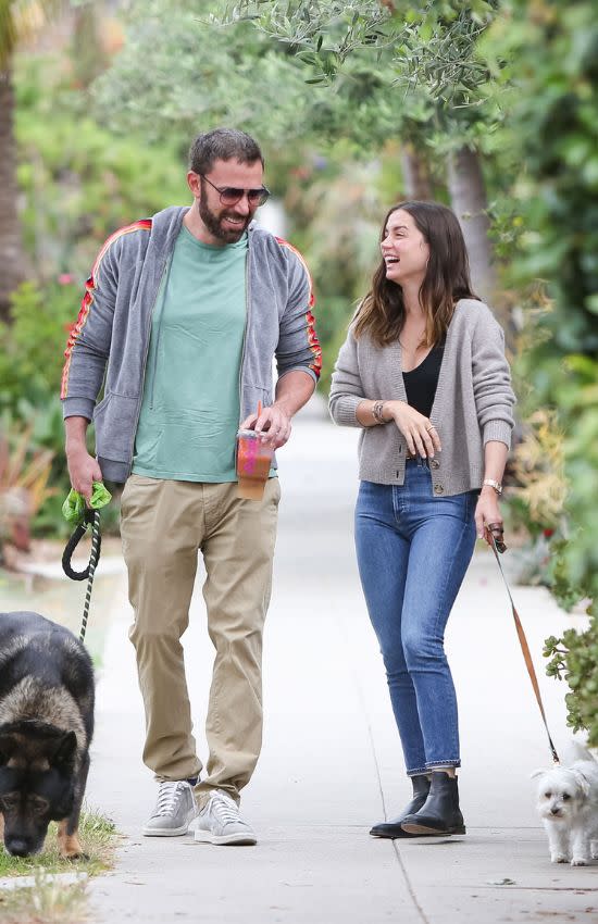 Ben Affleck y Ana de Armas paseando a sus perros