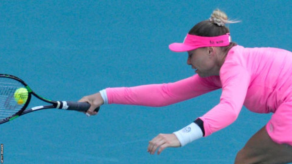 Vera Zvonareva jugando contra Danielle Collins en el Abierto de Miami 2022, con un mensaje de 