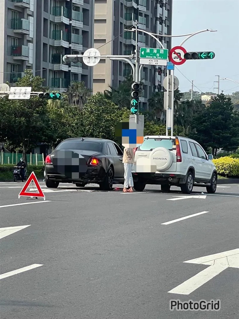 發現自己撞到勞斯萊斯，女駕駛也傻眼，靜靜待在車後方等待警方到場。（圖／翻攝畫面）