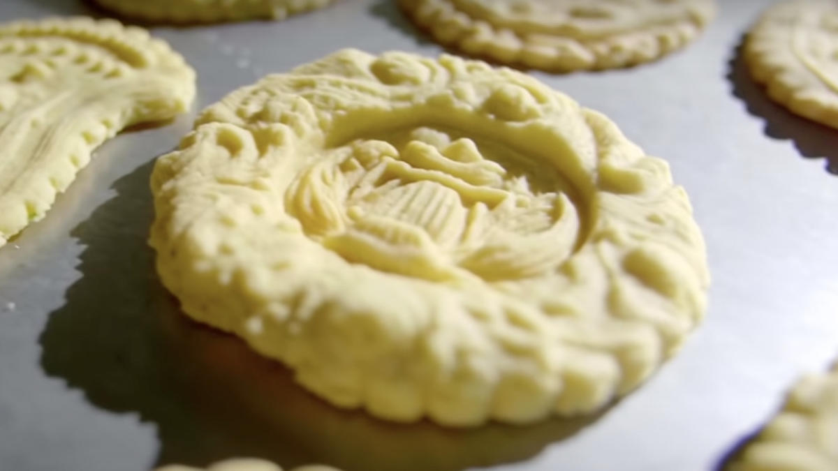 traditional round shortbread baking pan, vintage stoneware cookie