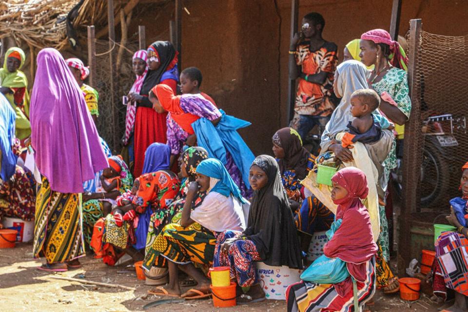 Women and children wait for rations at a WFP distribution in Niger’s Tahoua region as the country weathers a political crisis (WFP/Mariama Ali Souley)