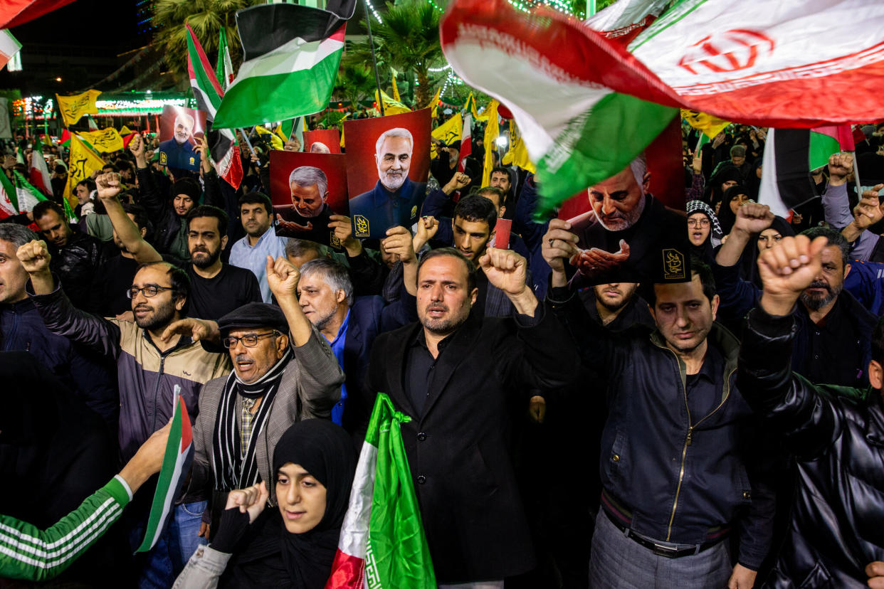 Un grupo de personas en Irán se manifestó el martes contra el ataque israelí que mató a comandantes iraníes en Damasco, Siria. (Arash Khamooshi/The New York Times)