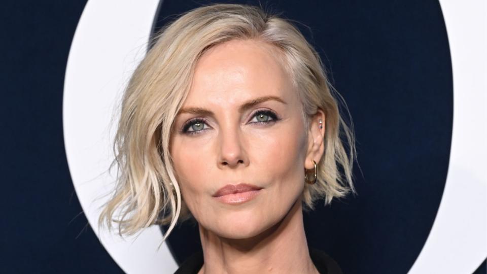 Charlize Theron wearing eye makeup look blue eyes