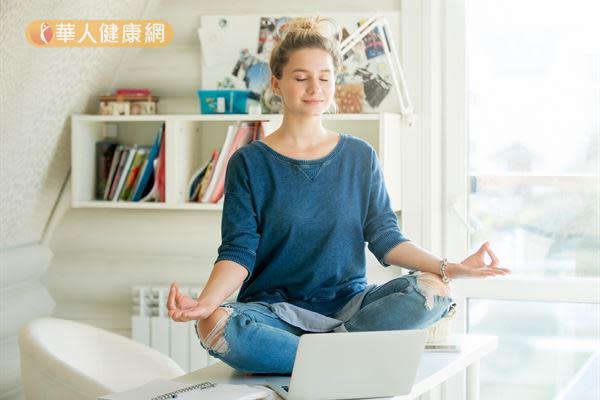 以良好的心態面對壓力，注意勞逸結合，避免勞累過度，有助甲狀腺的健康。