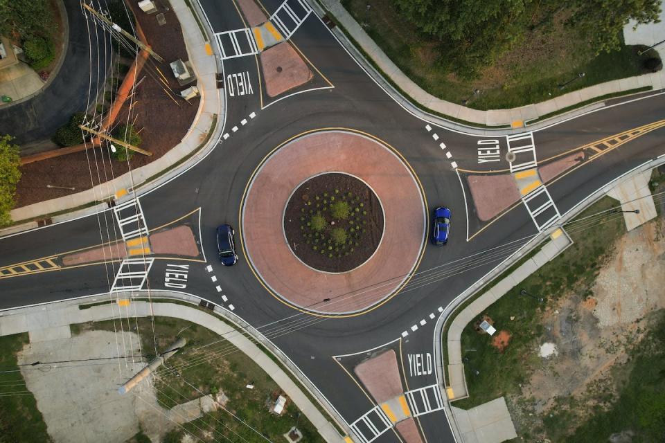 Modern roundabouts can have one or two lanes, and usually have four exit options. <a href="https://newsroom.ap.org/detail/2020CensusChallenges/f7a70b19f0c9416b85a99e19b874cf1f/photo?Query=roundabout&mediaType=photo&sortBy=&dateRange=Anytime&totalCount=194&currentItemNo=2&vs=true&vs=true" rel="nofollow noopener" target="_blank" data-ylk="slk:AP Photo/Alex Slitz;elm:context_link;itc:0;sec:content-canvas" class="link ">AP Photo/Alex Slitz</a>