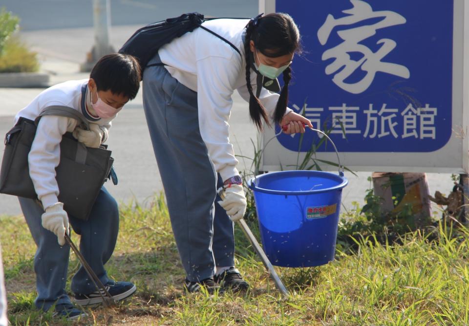 用心撿拾地上的垃圾，甚至是小小的菸蒂也不放過。莊愷意 攝