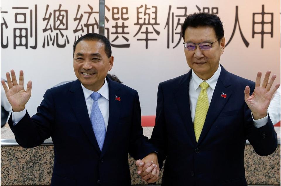 國民黨總統候選人侯友宜（左）宣佈中廣董事長、台灣媒體大亨趙少康（右）擔任副手搭檔。