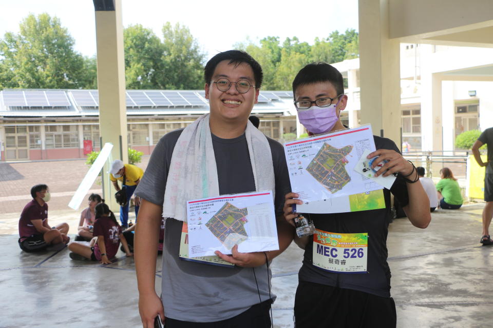 蔡奇睿(右) 邀以前高中同學方義典一同參賽。中華民國定向越野協會提供