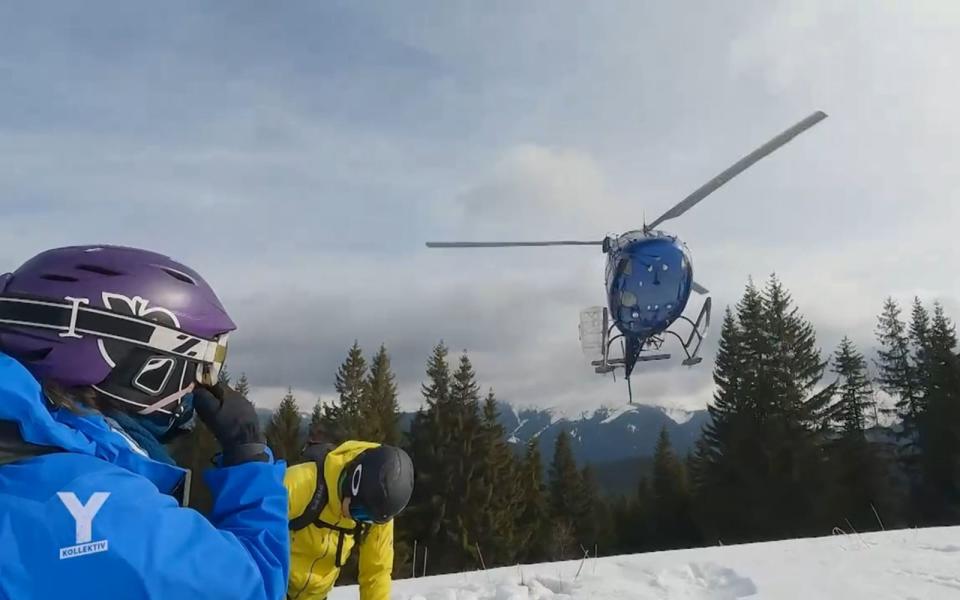 600 Euro pro Tag kostet der Heli-Service. Geflogen wird aber nur bei ausreichend gutem Wetter. (Bild: ARD)