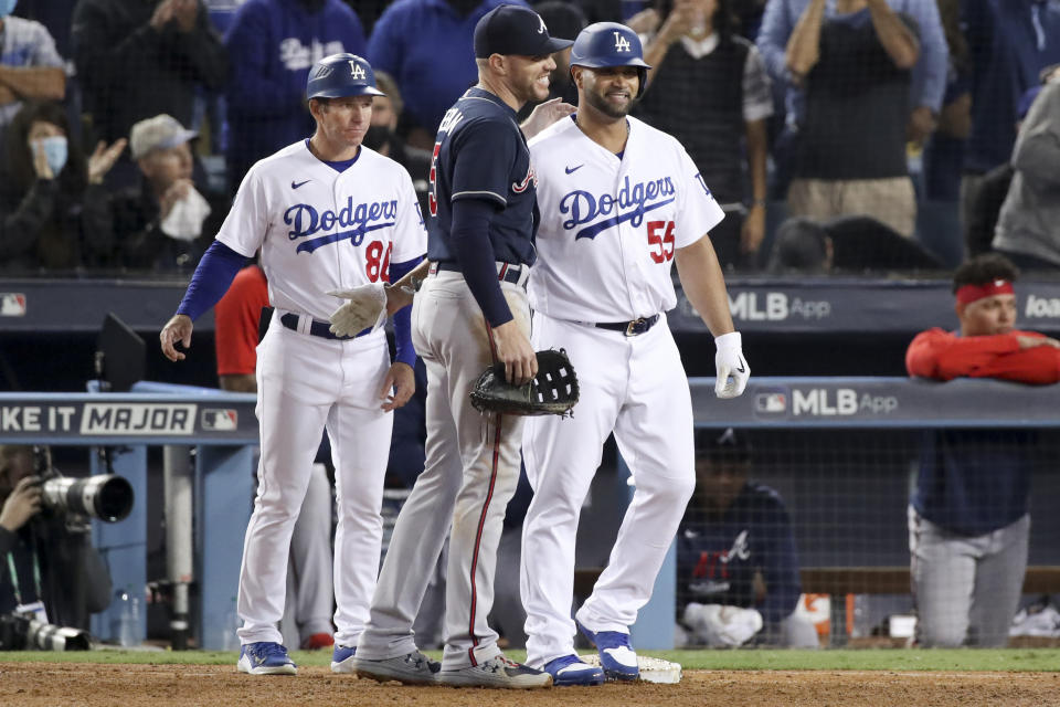 Albert Pujols敲安上壘與防守方一壘手Freddie Freeman。（Luis Sinco / Los Angeles Times via Getty Images）