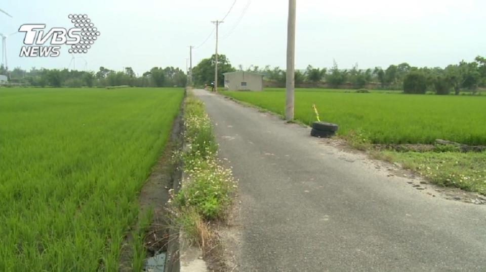 苗栗竹南一處農田，2年前發生有老婦人遭割喉棄屍水溝的命案。(圖／TVBS)