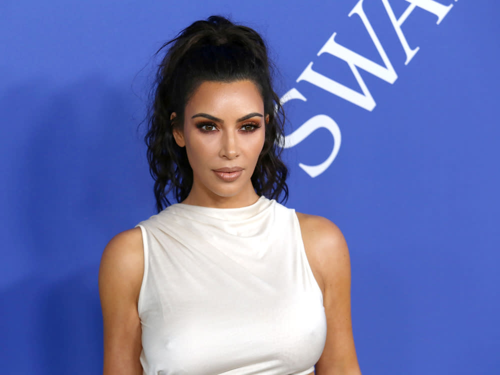 Kim Kardashian hat mit gesundheitlichen Problemen zu kämpfen (Bild: JStone / Shutterstock.com)