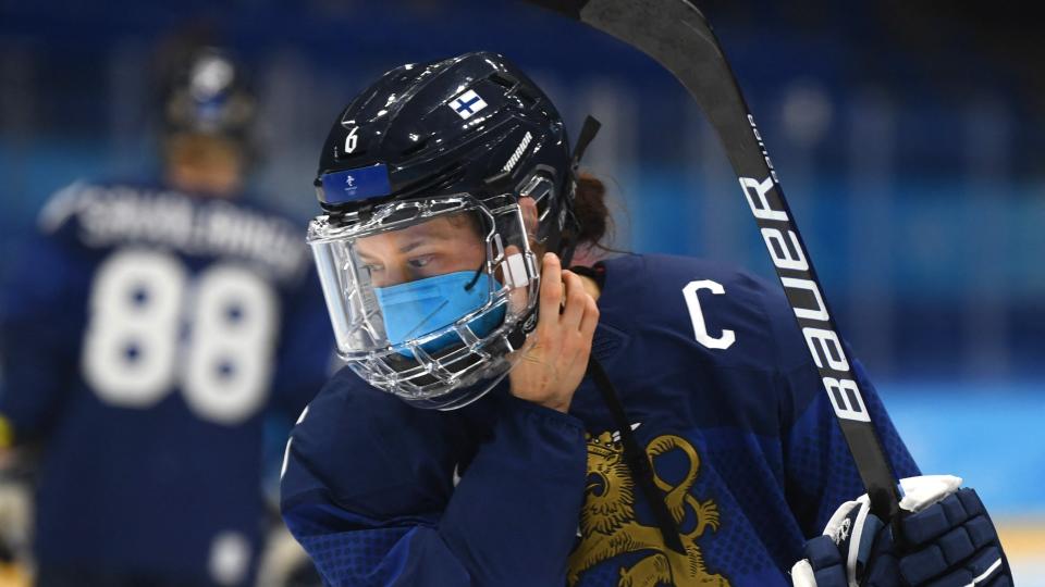 La estrella del hockey femenino finlandés Jenni Hirikoski sufrió una lesión espantosa durante un partido de playoffs en Suecia el domingo.  (Reuters)