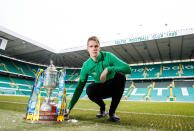 <p>Zwar ist der FA Cup das älteste Fußballturnier, die älteste Trophäe hingegen bekommt seit 1874 der Gewinner des Scottish Cup verliehen. Versichert ist diese laut ‘Scotsman’ für rund 2,271 Millionen Euro. Damit ist der Siegerpokal des Scottish Cup die teuerste Trophäe der Sportwelt. </p>