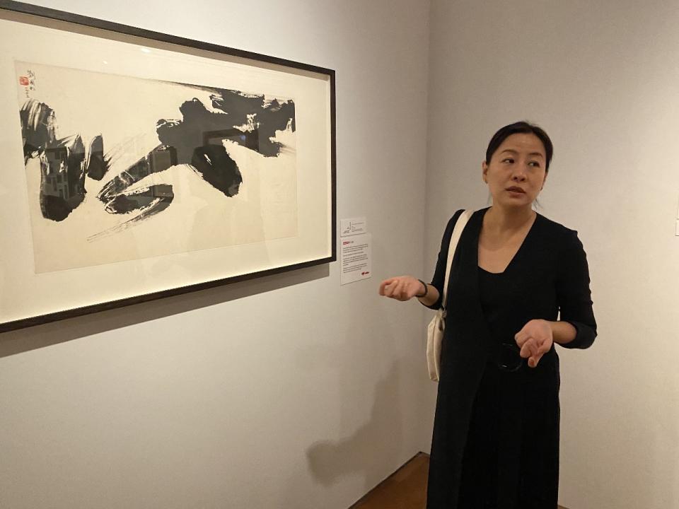 新加坡國家美術館策展人蔡珩博士，6月8日向央廣訪團解說劉國松的作品《墨象之舞》。(林詠青 攝)