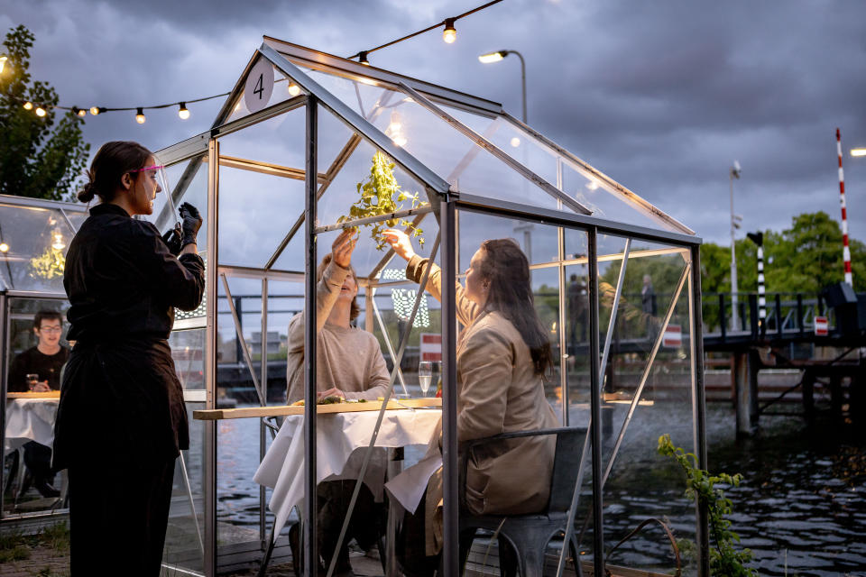 À Amsterdam, ce restaurant installe des serres pour limiter les contacts 