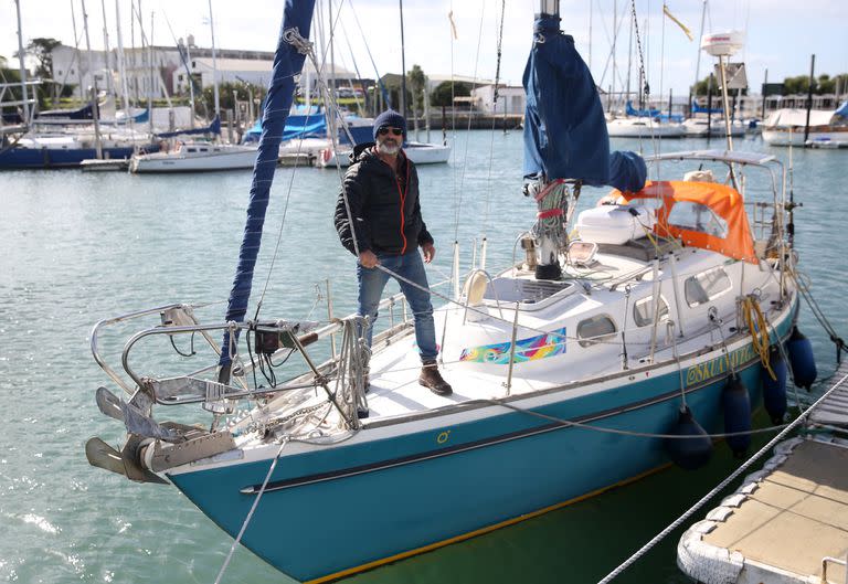 El navegante argentino Juan Manuel Ballesteros parte este domingo a dar la vuelta al mundo. Tiene su velero en el Club Náutico Mar del Plata. 28 de Abril 2022.