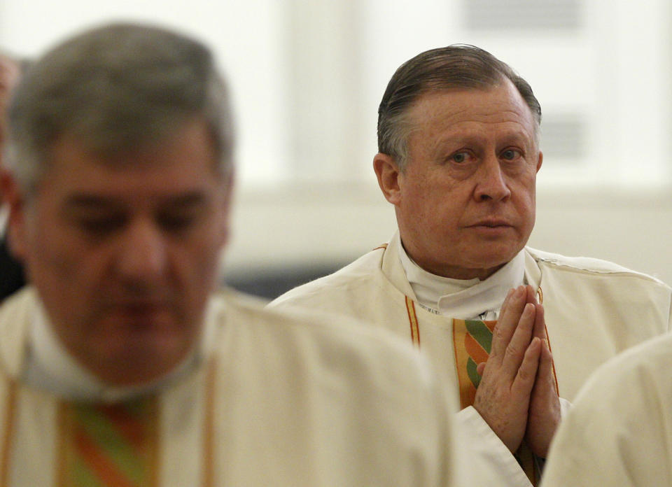 ARCHIVO - En esta imagen del 25 de febrero de 2014, el nuevo director general de la Legión de Cristo, el reverendo Eduardo Robles Gil, a la derecha, reza durante una misa celebrada por el cardenal Velasio De Paolis en la sede de la orden, el Ateneo Pontificio Regina Apostolorum, en Roma. (AP Photo/Riccardo De Luca, Archivo)