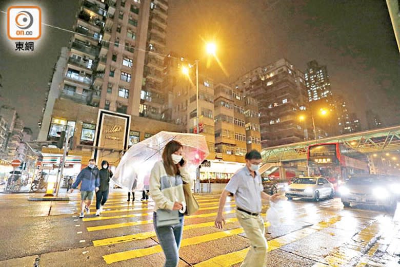 深水埗雨夜，類鼻疽驚魂未散。（陳德賢攝）