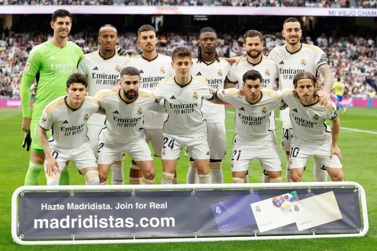 El Real Madrid posa antes de su partido de Liga contra el Cádiz el 4 de mayo de 2024 en el estadio Santiago Bernabéu. (OSCAR DEL POZO)